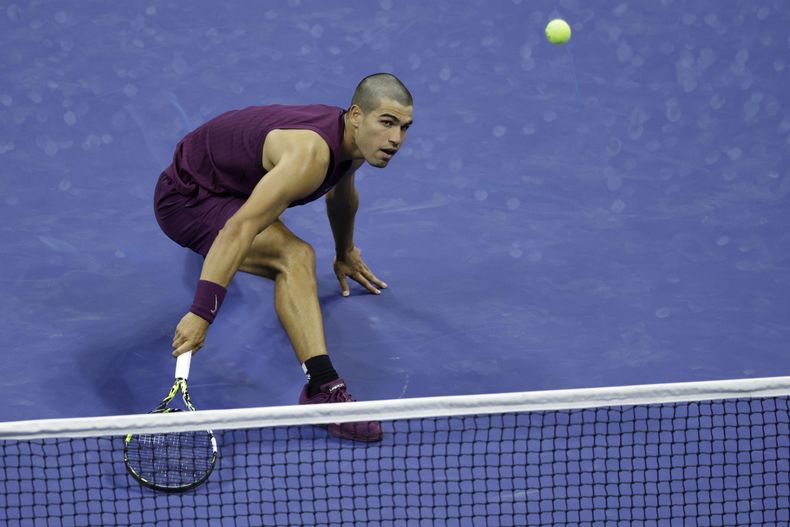 El español Carlos Alcaraz devuelve un golpe a Reilly Opelka durante la primera ronda del campeonato de tenis del Abierto de Estados Unidos, el lunes 25 de agosto de 2025, en Nueva York. (AP Photo/Adam Hunger)