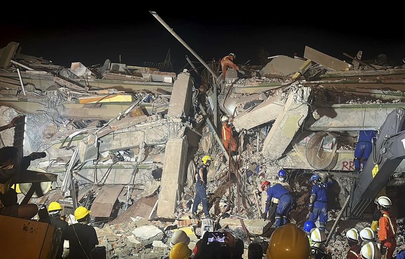Rescatistas buscan víctimas entre los restos del Sky Villa Condo, el cual se vino abajo durante el sismo del viernes, el domingo 30 de marzo de 2025, en Mandalay, Myanmar. (AP Foto/Thein Zaw)
