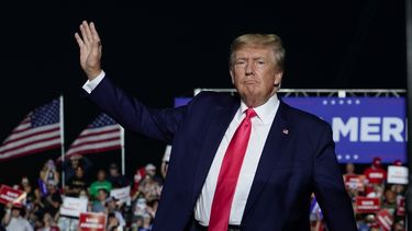 ARCHIVO- El expresidente Donald Trump llega a un mitin el 5 de agosto de 2022, en Waukesha, Wisconsin. (AP Foto/Morry Gash, Archivo)