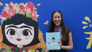 La ilustradora mexicana Cara Carmina posa para un retrato después de una conferencia de la película ¡Hola Frida! en la Ciudad de México el jueves 9 de octubre de 2025. (Foto AP/Berenice Bautista)