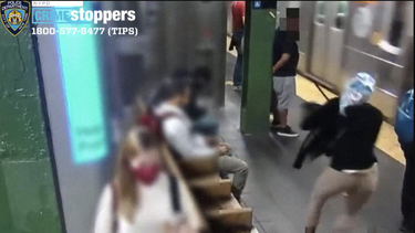 video: una mujer se salva de ser atropellada por el metro de nueva york despues de que intentaran arrojarla a las vias