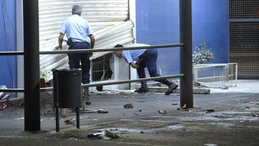 americateve | Dos guardias civiles observan una tienda que fue saqueada en C&oacute;rdoba, Argentina, el martes 3 de diciembre de 2013, por una huelga de la polic&iacute;a para pedir un aumento salarial. (Foto AP/Veronica Maggi,La Voz del Interior)