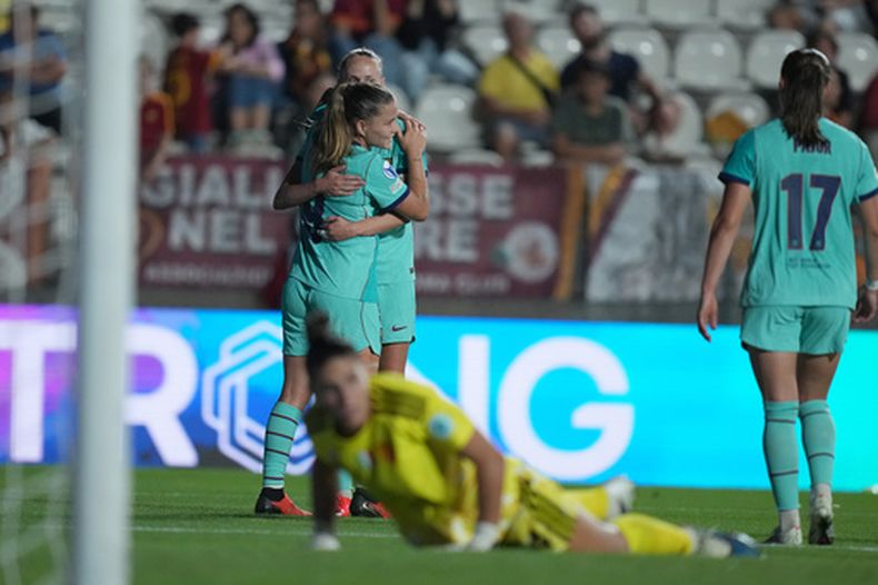 La delantera del Barcelona, Claudia Pina, celebra tras anotar durante el partido de fútbol de la Liga de Campeones Femenina entre la Roma y el Barcelona en Roma, Italia, el 30 de septiembre de 2026. (Foto Alfredo Falcone/LaPresse vía AP)