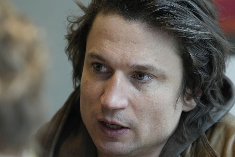 El cineasta polaco Maciek Hamela habla durante una entrevista en un café en Varsovia, Polonia, el miércoles 17 de mayo de 2023. Hamela realizó el documental sobre los ucranianos que huyen de la guerra titulado In the Rearview, que se presenta fuera de competencia en el festival de cine de Cannes. (Foto AP/Czarek Sokolowski)