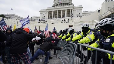 ARCHIVO - Insurrectos leales al presidente Donald Trump intentan romper una barrera policial, el miércoles 6 de enero de 2021, en el Capitolio en Washington. (AP foto/Julio Cortez, archivo)