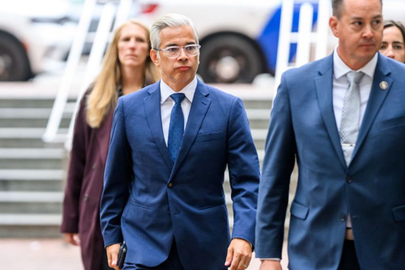 El fiscal general de California Rob Bonta llega al tribunal en Oakland, California, el 18 de agosto del 2026. (AP foto/Noah Berger)