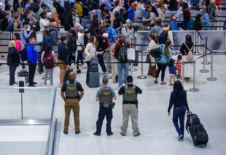 Agentes del Servicio de Inmigración y Control de Aduanas (ICE, por sus siglas en inglés) vigilan en el Aeropuerto Internacional Louis Armstrong, el lunes 23 de marzo de 2026, en Kenner, Luisiana. (David Grunfeld/The New Orleans Advocate vía AP)