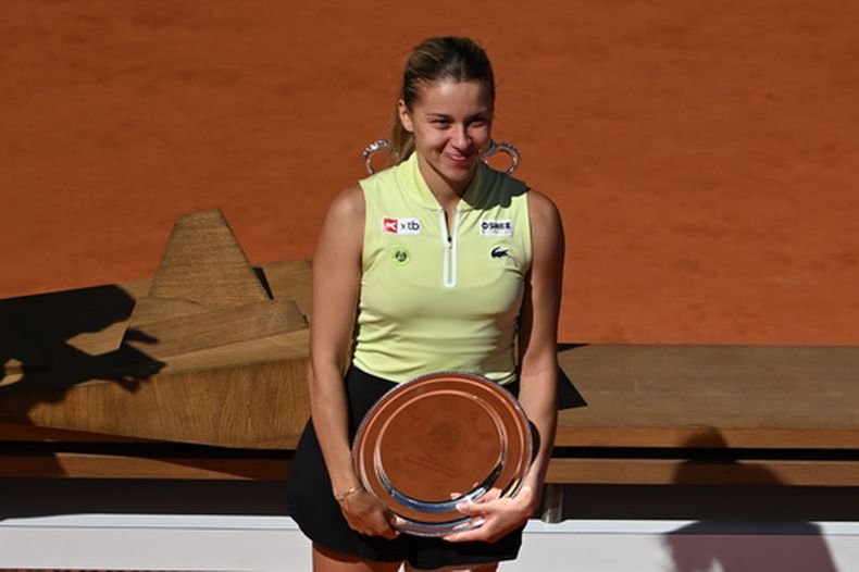La polaca Maja Chwalinska sostiene el trofeo de segundo lugar tras perder la final de Roland Garros ante la rusa Mirra Andreeva el sábado 6 de junio del 2026. (AP Foto/Emma Da Silva)