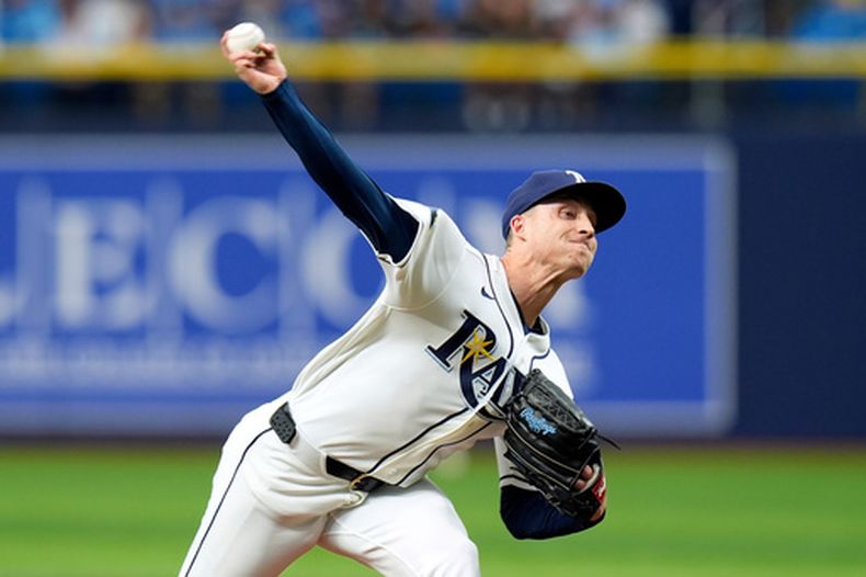Griffin Jax, lanzador de los Rays de Tampa Bay, realiza un lanzamiento ante los Rangers de Texas durante la primera entrada de un partido de béisbol el martes 28 de julio de 2026, en St. Petersburg, Florida. (Foto AP/Chris OMeara)