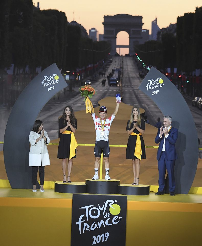 ARCHIVO - Caleb Ewan celebra en el podio tras ganar la 21ra etapa del Tour de Francia, el 28 de julio de 2019, en París. (Stephane Mantey, Pool Foto vía AP)