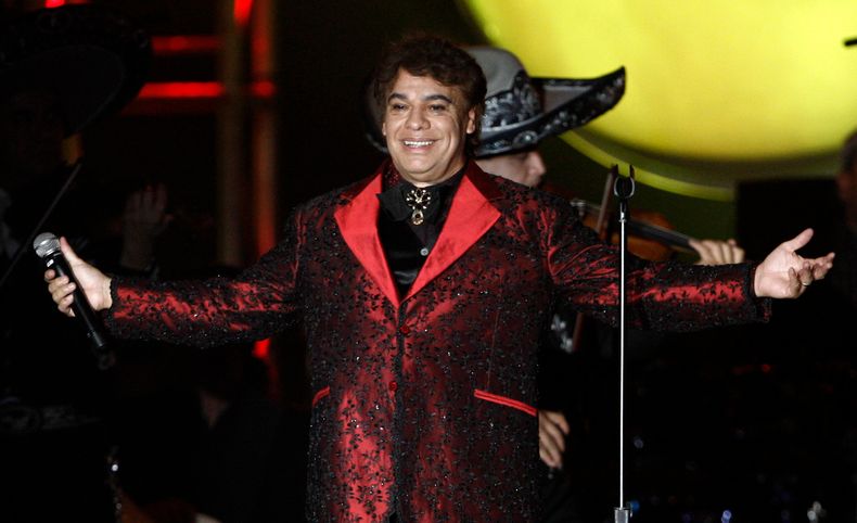 ARCHIVO - Juan Gabriel se presenta en el evento Persona del Año de la Academia Latina de la Grabación en su honor el miércoles 4 de noviembre de 2009 en Las Vegas. (Foto AP/Matt Sayles, archivo)