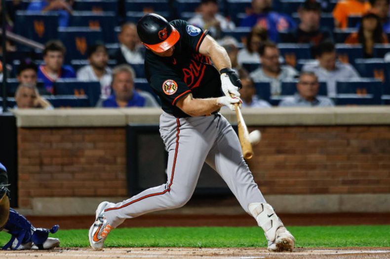 Pete Alonso, de los Orioles de Baltimore, batea un jonrón solitario durante la primera entrada del juego de béisbol de Grandes Ligas contra los Mets de Nueva York, el miércoles 16 de septiembre de 2026, en Nueva York. (AP Foto/Eduardo Munoz Alvarez)