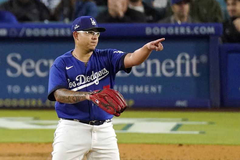 El mexicano Julio Urías, abridor de los Dodgers de Los Ángeles, hace un gesto al campocorto venezolano Miguel Rojas, durante el juego del martes 2 de mayo de 2023, ante los Filis de Filadelfia (AP Foto/Mark J. Terrill)