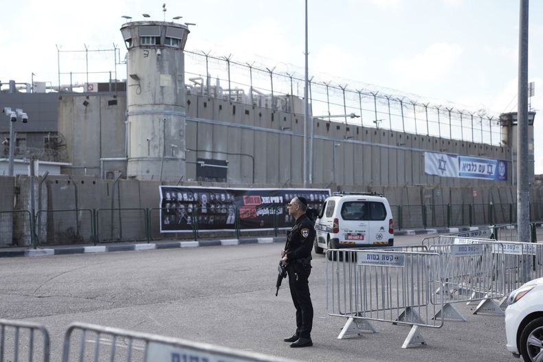 ARCHIVO - Un agente de la policía israelí hace guardia en el exterior de la prisión militar Ofer en Jerusalén, el 13 de octubre de 2025. (AP Foto/Mahmoud Illean, archivo)