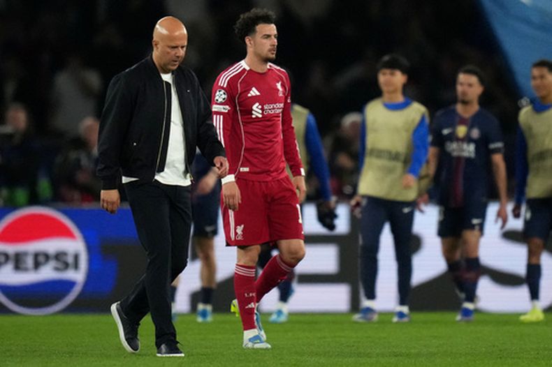 El técnico Arne Slot y Curtis Jones de Liverpool se retiran del campo tras la derrota 2-0 ante Paris Saint-Germain en la Liga de Campeones, el miércoles 8 de abril de 2026, en París. (AP Foto/Thibault Camus)