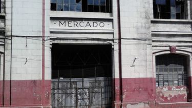 americateve | Primero fue el de Cuatro Caminos, ahora el de la calle Tulipán, en Nuevo Vedado. Se diría que es una venganza oficial contra establecimientos que aventajaron al resto de las modalidades de comercialización.