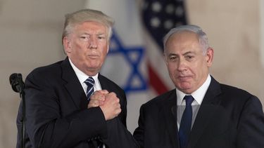 ARCHIVO - El presidente estadounidense Donald Trump y el primer ministro israelí Benjamin Netanyahu posan para las cámaras en el Museo Israelí en Jerusalén, el 23 de mayo de 2017. (AP Foto/Sebastian Scheiner, archivo)
