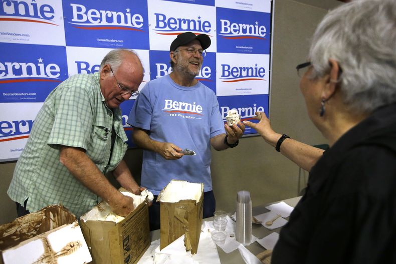 El cofundador de Ben & Jerrys Ben Cohen (izq) y el otro cofundador Jerry Greenfield (cent) en un evento de campaña del senador Bernie Sanders en Raymond, Nueva Hampshire, el 1 de septiembre del 2019. (AP foto/Steven Senne)