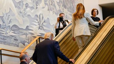 El presidente de Estados Unidos, Donald Trump, en el centro, y la primera dama Melania Trump, arriba a la derecha, suben por la escalera mecánica después de que esta se detuviera mientras se dirigían al Salón de la Asamblea General, en la sede de la ONU, el martes 23 de septiembre de 2025. (AP Foto/Stefan Jeremiah)