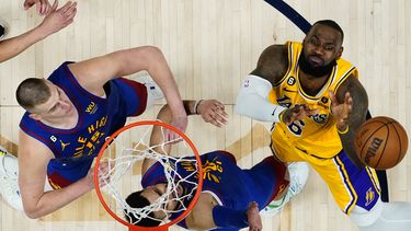 LeBron James (6), de los Lakers de Los Ángeles, pierde el balón mientras que Nikola Jokic (15) y Jamal Murray, centro, de los Nuggets de Denver, defienden durante la segunda mitad del Juego 1 de las Finales de la Conferencia Oeste, el martes 16 de mayo de 2023, en Denver. Los Nuggets derrotaron a los Lakers 132-126. (AP Photo/Jack Dempsey)