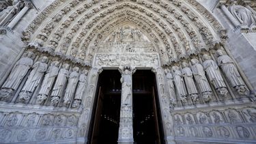 La entrada principal de la Catedral de Notre-Dame de París aparece después de que el presidente francés Emmanuel Macron visitara los interiores restaurados del monumento, el viernes 29 de noviembre de 2024, en París. (Stephane de Sakutin, Pool via AP)