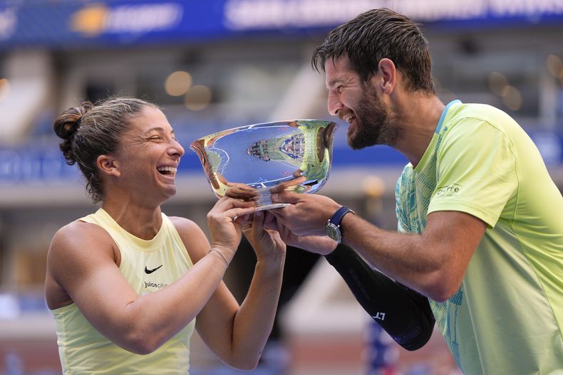 ARCHIVO - Los italianos Sara Errani y Andrea Vavassori alzan el trofeos de campeones de dobles mixto del Abierto de Estados Unidos, el 5 de septiembre de 2024, en Nueva York. (AP Foto/Julia Nikhinson)