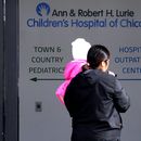 Unas personas llegan al Hospital Lurie Children para niños, el 5 de febrero de 2024, en Skokie, Illinois. (Foto AP/Nam Y. Huh, Archivo)