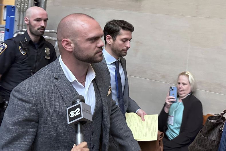El exagente estatal de Nueva York Thomas Mascia sale del tribunal del condado de Nassau en Mineola, Nueva York, el miércoles 21 de mayo de 2025, tras declararse culpable de la acusación de haberse disparado a él mismo y mentir al respecto. (AP Foto/Philip Marcelo)