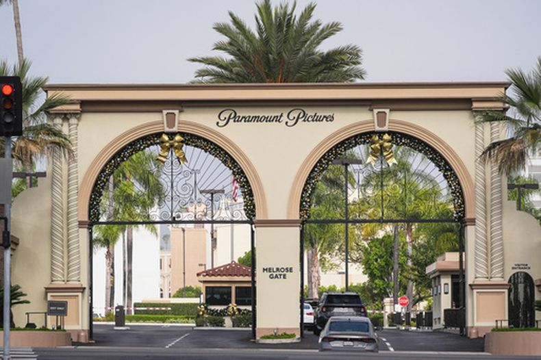 ARCHIVO - Vehículos ingresan a Paramount Pictures en Los Ángeles el 17 de diciembre de 2025. (Foto AP/Jae C. Hong, archivo)