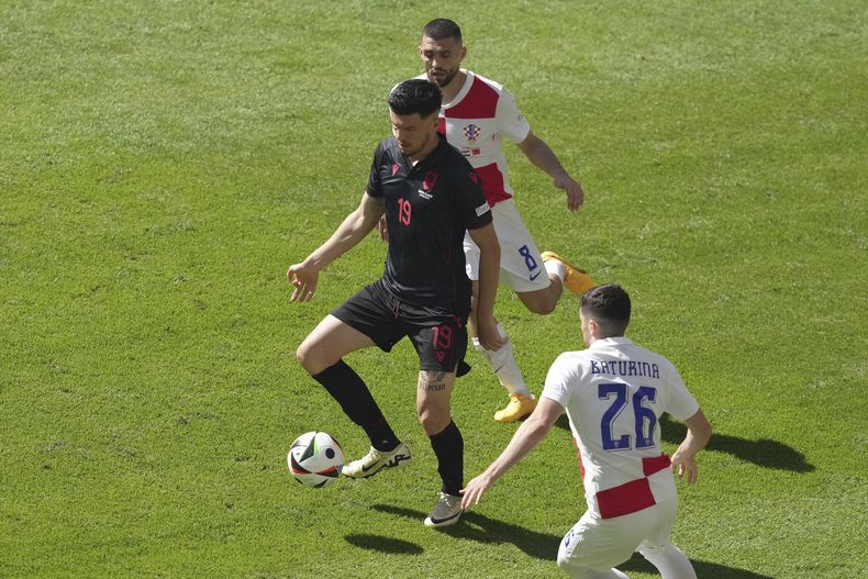 Mirlind Daku de Albania controla el balón frente a Martin Baturina de Croacia en el encuentro del Grupo B de la Eurocopa el miércoles 19 de junio del 2024. (AP Foto/Sunday Alamba)