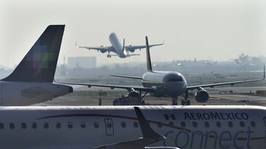 ARCHIVO - Un avión de pasajeros despega del aeropuerto internacional Benito Juárez en Ciudad de México City, el 12 de mayo de 2022. La Administración Federal de Aviación de Estados Unidos devolvió el jueves 14 de septiembre de 2023 a México la máxima categoría de seguridad aérea, tras dos años de haberla degradado. (AP Foto/Marco Ugarte, Archivo)