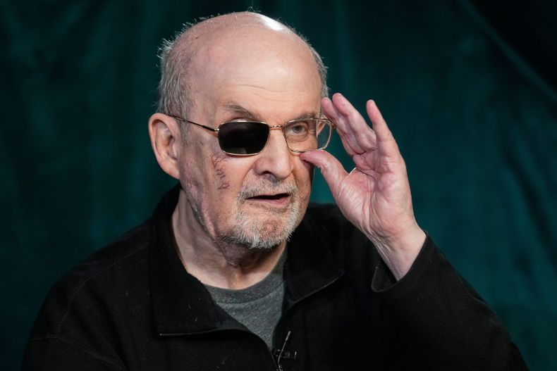 El escritor Salman Rushdie habla en una entrevista el miércoles 29 de octubre de 2025, en Nueva York. (AP Foto/Richard Drew)