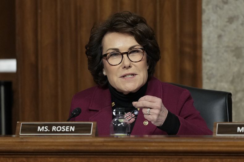 ARCHIVO - La senadora Jacky Rosen, demócrata por Nevada, habla durante una audiencia de confirmación de la Comisión de las Fuerzas Armadas del Senado en el Capitolio de Washington, el 14 de enero de 2025. (AP Foto/Ben Curtis, archivo)