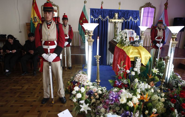 Soldados montan una guardia de honor junto al f&eacute;retro del soldado boliviano Oscar Gironda en un cuartel militar el domingo 20 de octubre de 2013, en La Paz, Bolivia. Dos polic&iacute;as que participaban en una operaci&oacute;n para erradicar cultiv