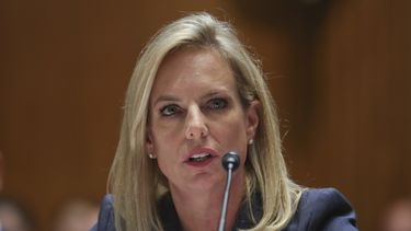 Trump arremete contra secretaria de Seguridad Nacional
