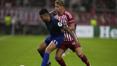 Ola Solbakken del Olympiacos defiende a Emerson Palmieri del West Ham en el encuentro del Grupo A de la Europa League el jueves 26 de octubre del 2023. (AP Foto/Thanassis Stavrakis)