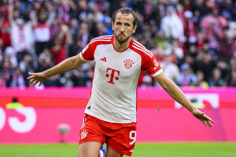 Harry Kane celebra tras anotar un gol para el Bayern Múnich en la victoria 3-1 ante Augsburgo en la Bundesliga, el domingo 27 de agosto de 2023, en Múnich. (Tom Weller/dpa vía AP)