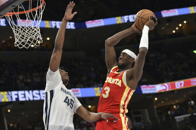 Caris LeVert (3), de los Hawks de Atlanta, intenta retacar el balón frente a GG Jackson II (45), de los Grizzlies de Memphis, en la segunda mitad del juego de baloncesto de la NBA, el lunes 3 de marzo de 2025, en Memphis, Tennessee. (AP Foto/Brandon Dill)