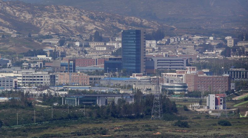 ARCHIVO - Esta imagen del 25 de septiembre de 2013 muestra el complejo industrial de Kaesong desde el Punto de Observaci&oacute;n Dora, en Paju, cerca del poblado fronterizo de Panmunjom, que separa las dos Coreas desde la guerra, en Paju, al norte de Se&