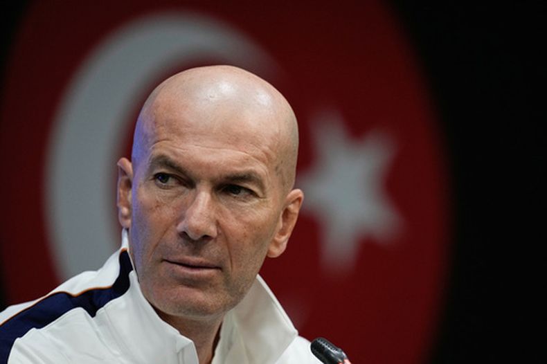 El técnico de Francia Zinedine Zidane durante una rueda de prensa, el jueves 24 de septiembre de 2026, en Estambul. (AP Foto/Khalil Hamra)