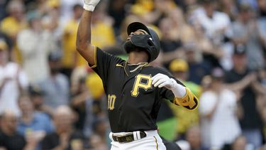 El dominicano Liover Peguero, de los Piratas de Pittsburgh, festeja luego de conectar un jonrón de dos carreras ante los Tigres de Detroit, el martes 1 de agosto de 2023 (AP Foto/Matt Freed)