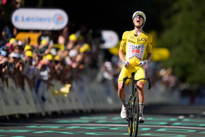 El esloveno Tadej Pogacar porta el maillot amarillo de líder de la general mientras celebra al ganar la décima etapa del Tour de Francia en Le Lioran, Francia el martes 14 de julio del 2026. (AP Foto/Mosaab Elshamy)