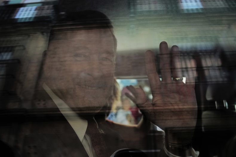 El nuevo embajador de Estados Unidos en México, Ronald Johnson, saluda desde el interior de un vehículo a su salida del Palacio Nacional tras un encuentro con la presidenta mexicana, Claudia Sheinbaum, en Ciudad de México, el lunes 19 de mayo de 2025. (AP Foto/Marco Ugarte)