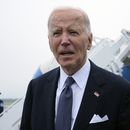 El presidente Joe Biden habla antes los medios tras bajar del Air Force One en la base de la Fuerza Aérea de Dover en Delaware, el viernes 27 de septiembre de 2024, para pasar el fin de semana en su casa de playa en Rehoboth Beach, Delaware. (AP Foto/Susan Walsh)