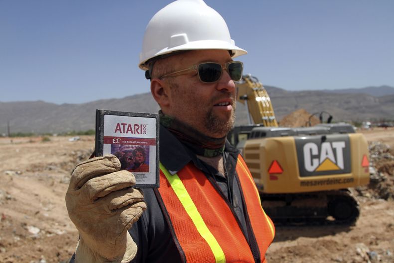 El director de cine Zack Penn muestra una caja del viejo juego de video de Atari "E.T. the Extra-Terrestrial" hallada en junto con muchas otras en un dep&oacute;sito de basura en Nuevo M&eacute;xico el s&aacute;bado 26 de abril del 2014. (Foto