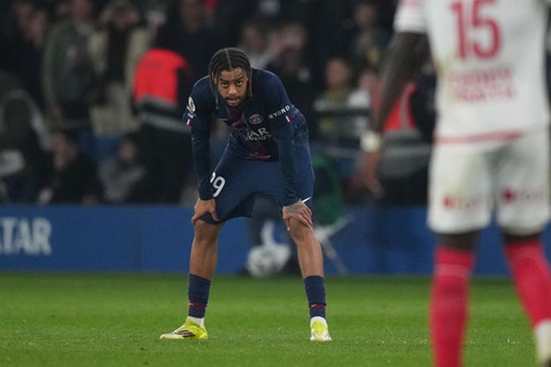 Bradley Barcola del Paris Saint-Germain durante el partido contra Mónaco en la liga francesa, el viernes 6 de marzo de 2026, en París. (AP Foto/Thibault Camus)