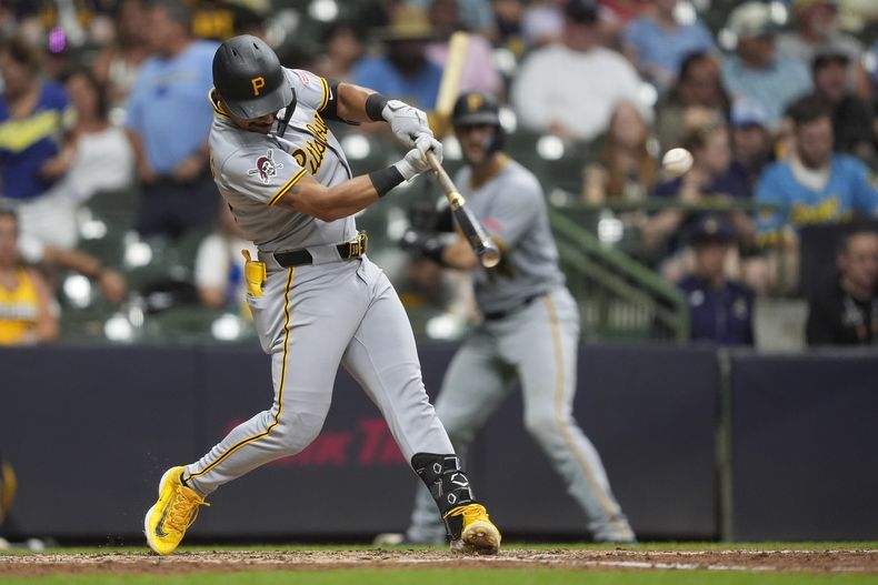 Nick Gonzales, de los Piratas de Pittsburgh, batea un sencillo productor durante la quinta entrada del juego de béisbol de Grandes Ligas contra los Cerveceros de Milwaukee, el lunes 23 de junio de 2025, en Milwaukee. (AP Foto/Aaron Gash)