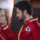 En esta imagen, publicada por Hallmark Media, aparecen Hunter King, izquierda, y Tyler Hynes en una escena de Holiday Touchdown: A Chiefs Love Story. (Joshua Haines/Hallmark Media vía AP)