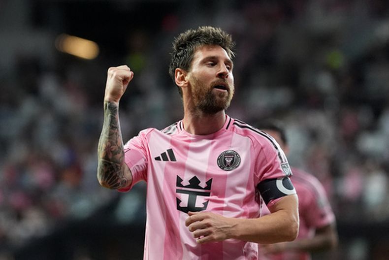 El delantero del Inter Miami Lionel Messi celebra tras anotar el tercer gol de su equipo en el encuentro de la MLS ante el CF Montreal el sábado 29 de agosto del 2026. (AP Foto/Rebecca Blackwell)