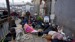 Solicitantes de asilo acampan cerca de la entrada peatonal del puerto de entrada de San Isidro, que une Tijuana, México con San Diego, el jueves 1 de junio de 2023, en Tijuana, México. (Foto AP/Gregory Bull)